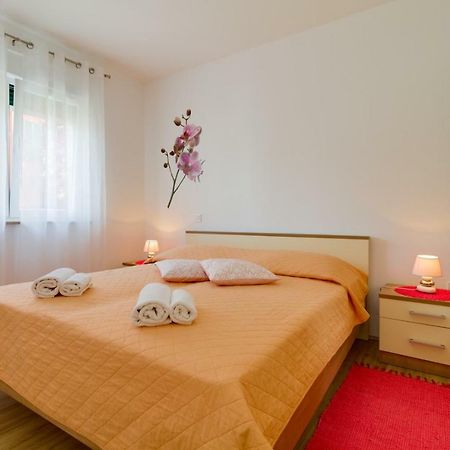 Apartments Tonka Near Beach And Sea Pula Extérieur photo