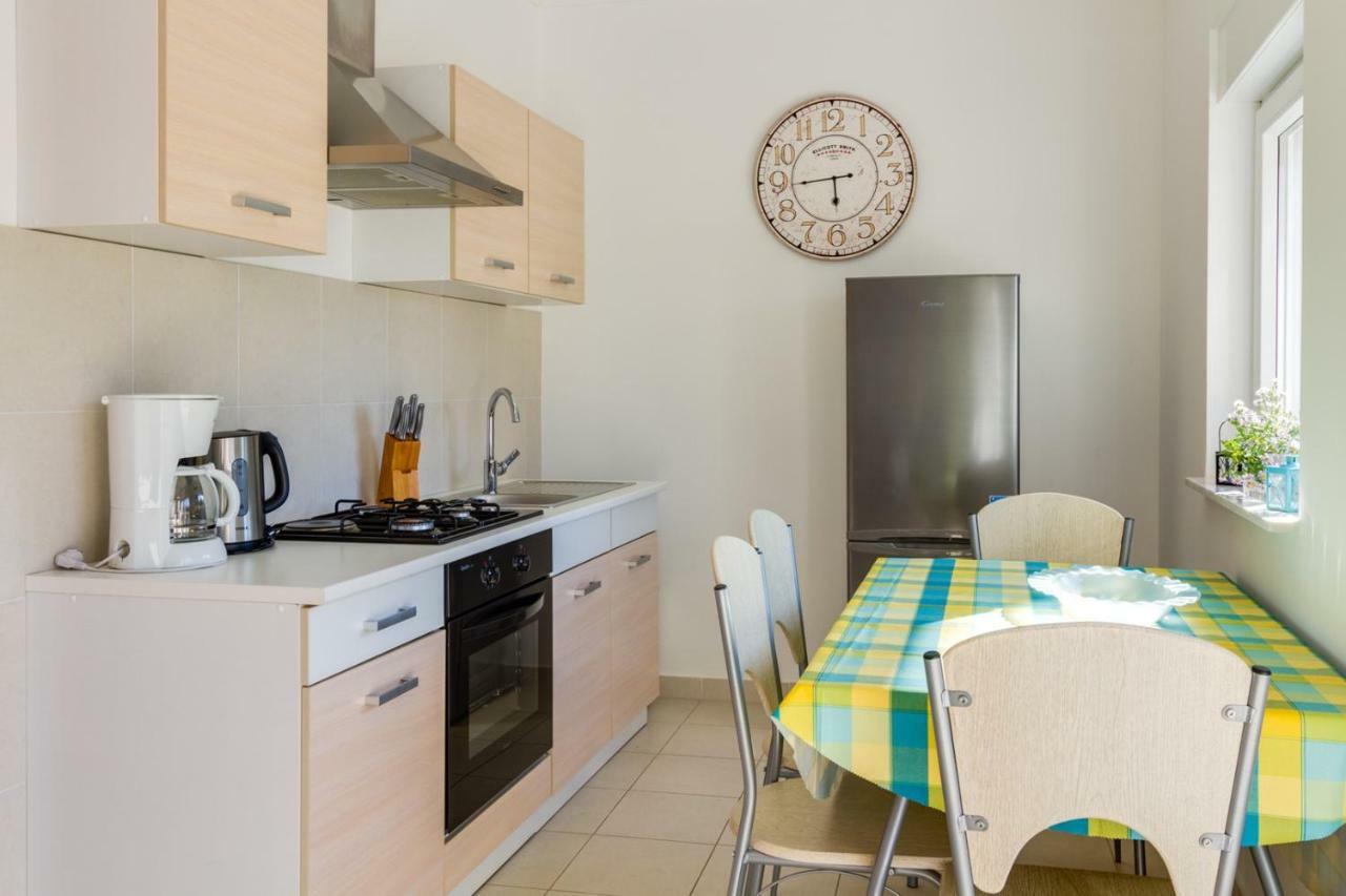 Apartments Tonka Near Beach And Sea Pula Extérieur photo
