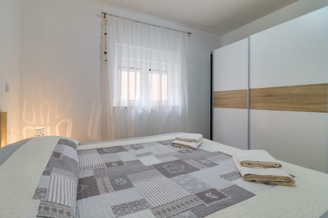 Apartments Tonka Near Beach And Sea Pula Extérieur photo