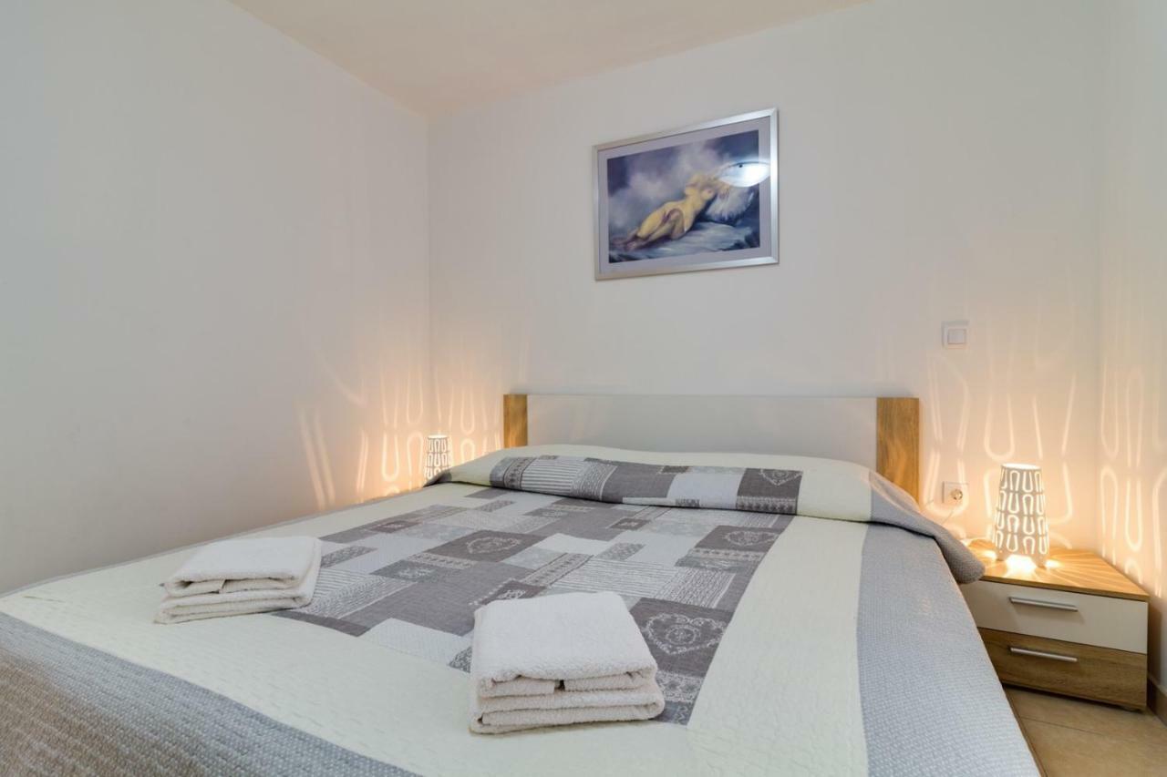 Apartments Tonka Near Beach And Sea Pula Extérieur photo