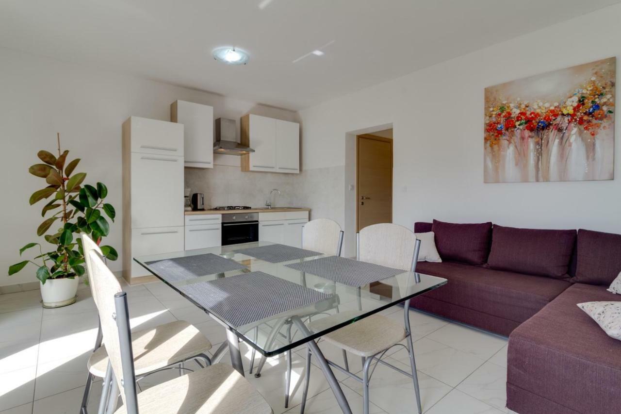 Apartments Tonka Near Beach And Sea Pula Extérieur photo